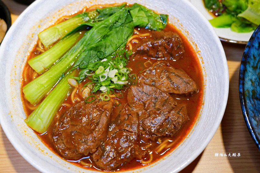 集英會牛肉麵館 中央東店 ❙ 超厚實大塊牛肉，內用飲料、冰淇