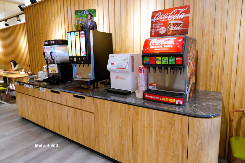 集英會牛肉麵館 中央東店 ❙ 超厚實大塊牛肉，內用飲料、冰淇