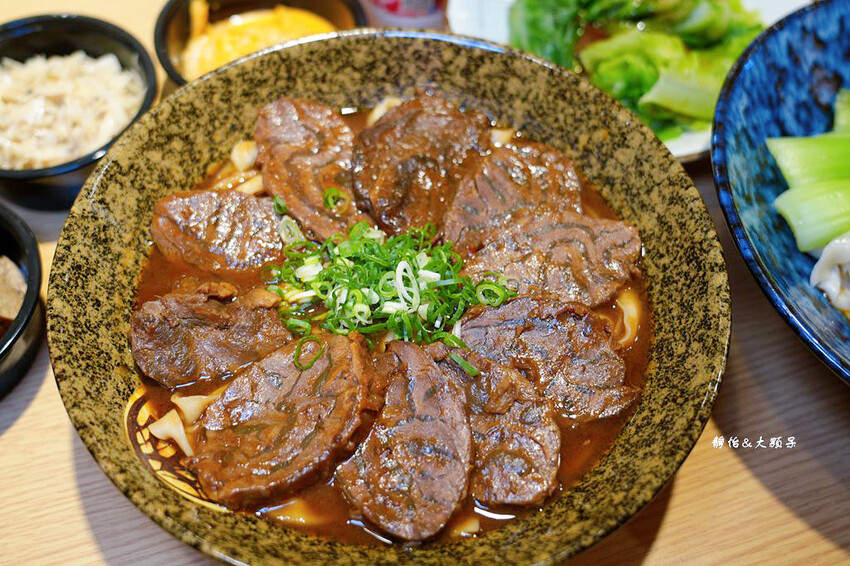 集英會牛肉麵館 中央東店 ❙ 超厚實大塊牛肉，內用飲料、冰淇