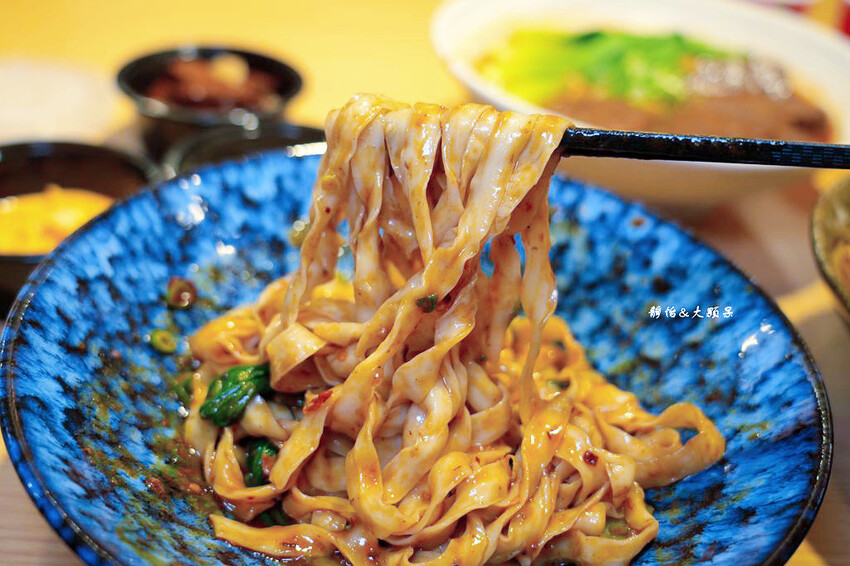 集英會牛肉麵館 中央東店 ❙ 超厚實大塊牛肉，內用飲料、冰淇