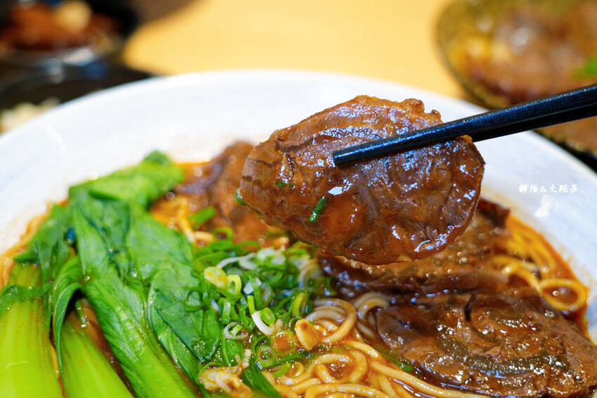 集英會牛肉麵館 中央東店 ❙ 超厚實大塊牛肉，內用飲料、冰淇