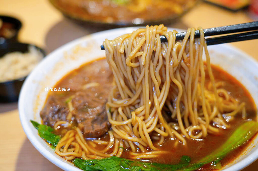 集英會牛肉麵館 中央東店 ❙ 超厚實大塊牛肉，內用飲料、冰淇