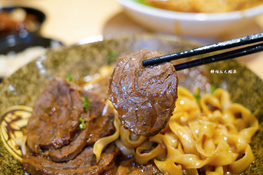 集英會牛肉麵館 中央東店 ❙ 超厚實大塊牛肉，內用飲料、冰淇