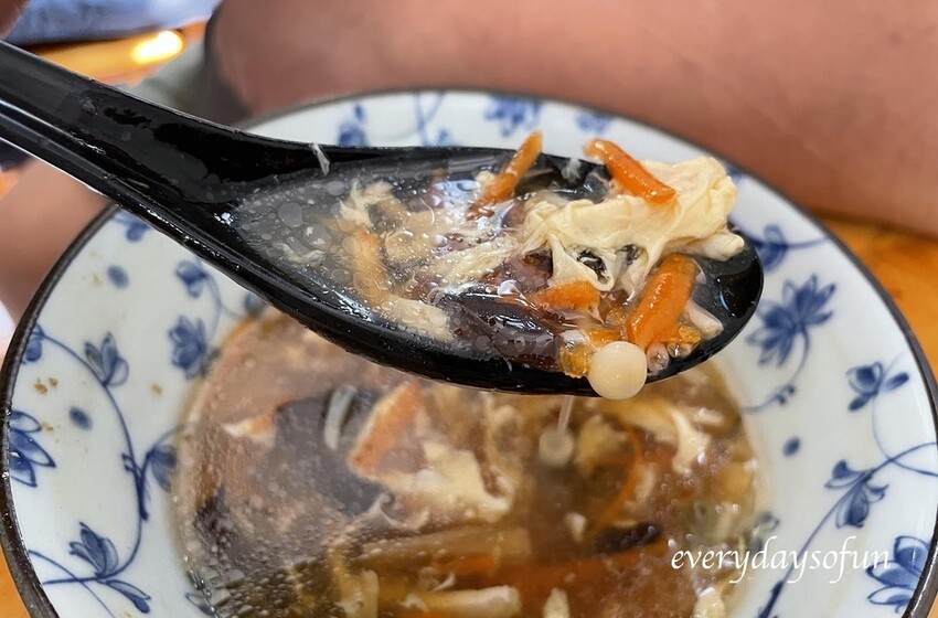 酸辣湯比較稀,不會太濃稠 酸辣湯比較稀,不會太濃稠