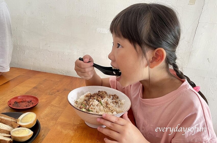 飯上還有灑些蔥花呢 飯上還有灑些蔥花呢