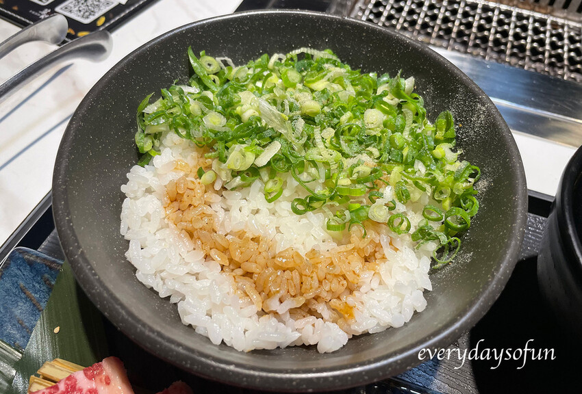 這份套餐我們升級的是蔥油拌飯 這份套餐我們升級的是蔥油拌飯
