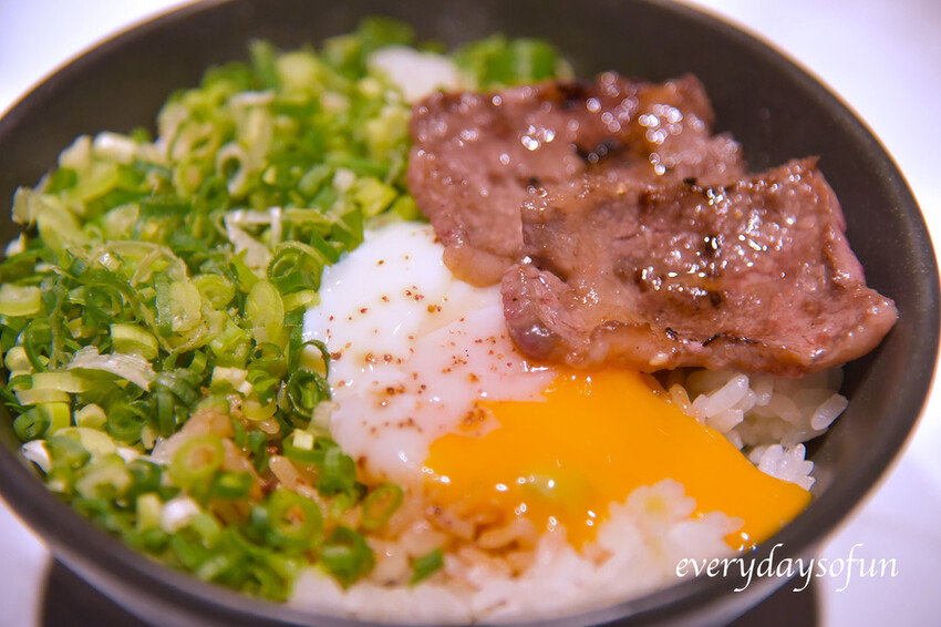 蛋黃與滿滿的蔥花拌在飯裡,口感極好 蛋黃與滿滿的蔥花拌在飯裡,口感極好