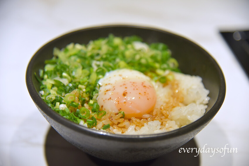 我們升級後的蔥花玉子拌飯 我們升級後的蔥花玉子拌飯