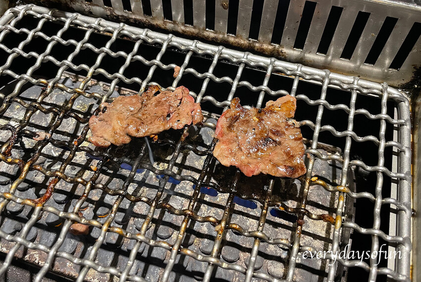 橫隔膜因為質地較為柔軟,建議一上桌就先烤了它 橫隔膜因為質地較為柔軟,建議一上桌就先烤了它