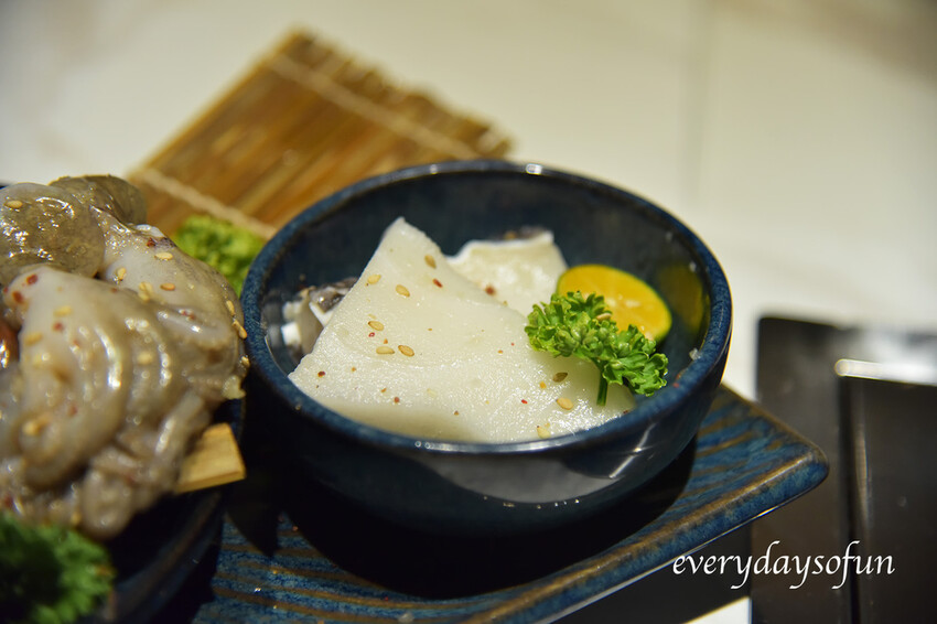 主餐的內容有鮮蝦、小鮑魚、圓鱈、干貝、小花枝、北寄貝及鱸魚菲力 主餐的內容有鮮蝦、小鮑魚、圓鱈、干貝、小花枝、北寄貝及鱸魚菲力