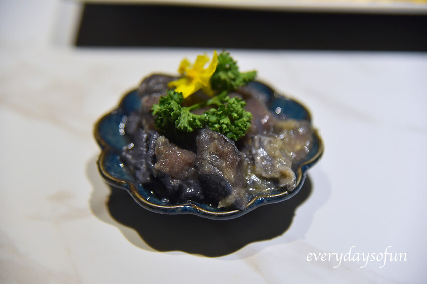 這是燒肉smile很有名的黑金鑽烏骨雞 這是燒肉smile很有名的黑金鑽烏骨雞