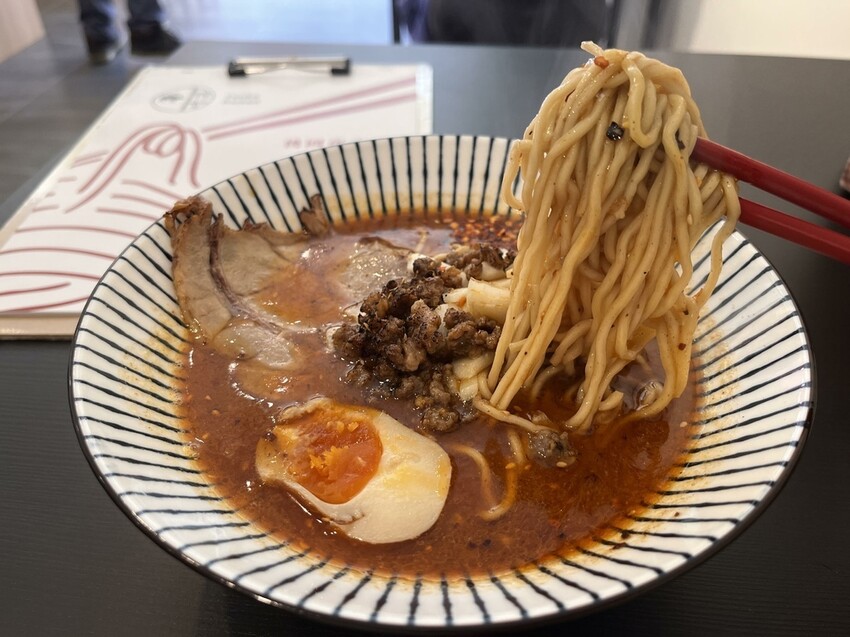 桃園市桃園區【桃園拉麵】湯頭超夠味!湯頭麵條通通可以客製化【豚戈屋台拉麵拌麵專門店】桃園夜市店