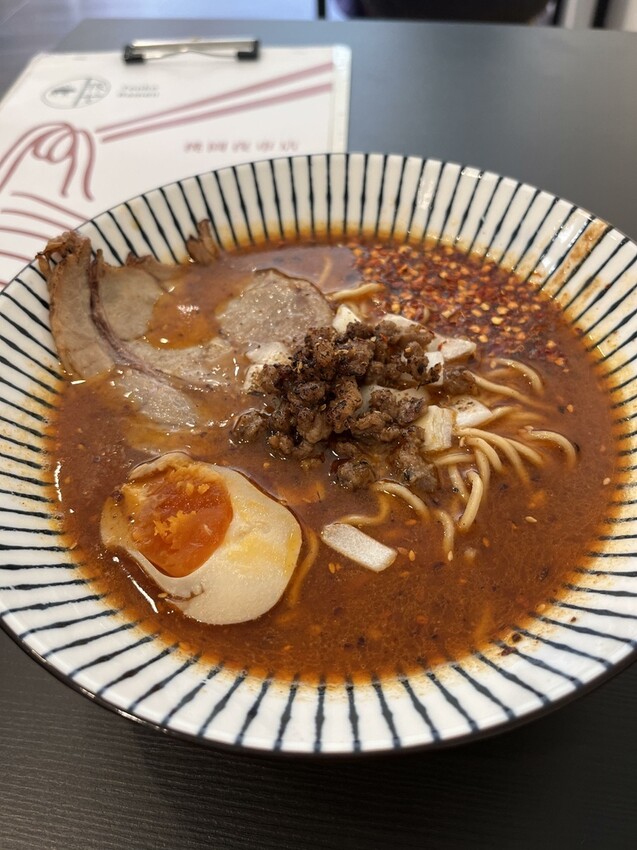 桃園市桃園區【桃園拉麵】湯頭超夠味!湯頭麵條通通可以客製化【豚戈屋台拉麵拌麵專門店】桃園夜市店