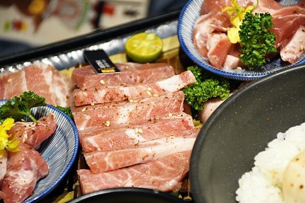 高雄市左營區沒朋友也能吃的獨身燒肉～來啦！【燒肉SMILE 巨蛋明誠店】 開到凌晨4點，消夜想吃燒肉也可以喔！※高雄燒肉