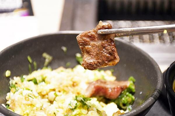 高雄市左營區沒朋友也能吃的獨身燒肉～來啦！【燒肉SMILE 巨蛋明誠店】 開到凌晨4點，消夜想吃燒肉也可以喔！※高雄燒肉