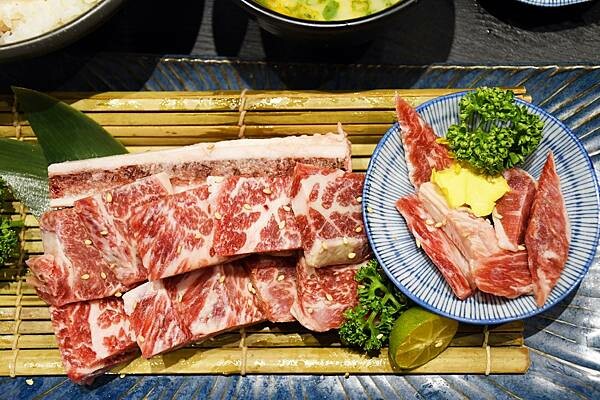 高雄市左營區沒朋友也能吃的獨身燒肉～來啦！【燒肉SMILE 巨蛋明誠店】 開到凌晨4點，消夜想吃燒肉也可以喔！※高雄燒肉