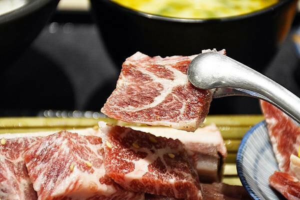 高雄市左營區沒朋友也能吃的獨身燒肉～來啦！【燒肉SMILE 巨蛋明誠店】 開到凌晨4點，消夜想吃燒肉也可以喔！※高雄燒肉