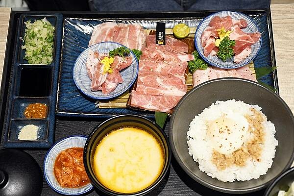 高雄市左營區沒朋友也能吃的獨身燒肉～來啦！【燒肉SMILE 巨蛋明誠店】 開到凌晨4點，消夜想吃燒肉也可以喔！※高雄燒肉