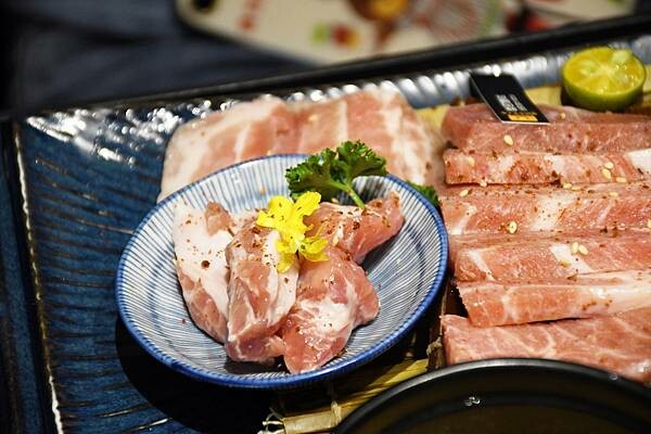 高雄市左營區沒朋友也能吃的獨身燒肉～來啦！【燒肉SMILE 巨蛋明誠店】 開到凌晨4點，消夜想吃燒肉也可以喔！※高雄燒肉