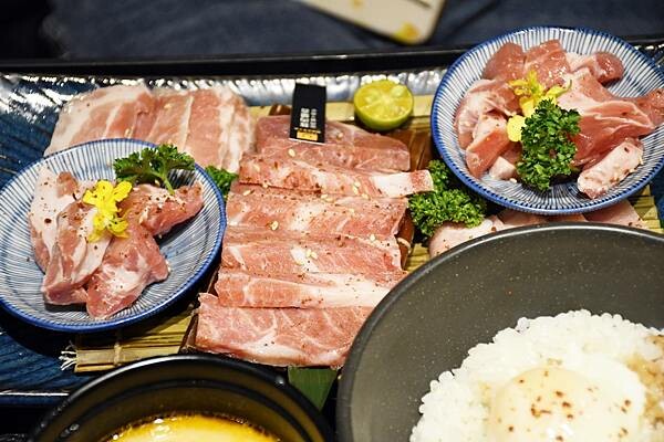 高雄市左營區沒朋友也能吃的獨身燒肉～來啦！【燒肉SMILE 巨蛋明誠店】 開到凌晨4點，消夜想吃燒肉也可以喔！※高雄燒肉