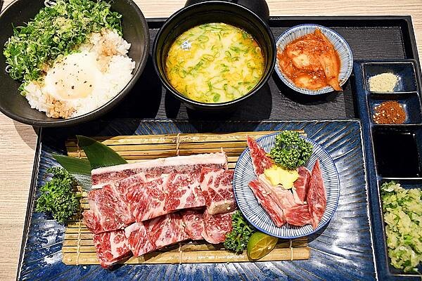 高雄市左營區沒朋友也能吃的獨身燒肉～來啦！【燒肉SMILE 巨蛋明誠店】 開到凌晨4點，消夜想吃燒肉也可以喔！※高雄燒肉