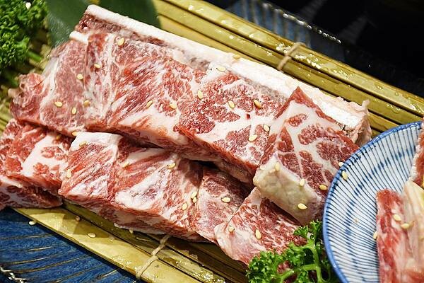 高雄市左營區沒朋友也能吃的獨身燒肉～來啦！【燒肉SMILE 巨蛋明誠店】 開到凌晨4點，消夜想吃燒肉也可以喔！※高雄燒肉