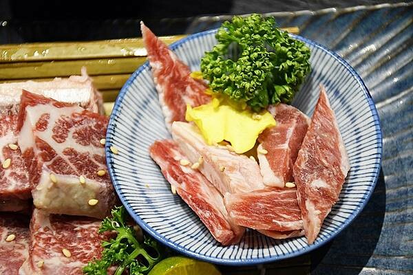 高雄市左營區沒朋友也能吃的獨身燒肉～來啦！【燒肉SMILE 巨蛋明誠店】 開到凌晨4點，消夜想吃燒肉也可以喔！※高雄燒肉