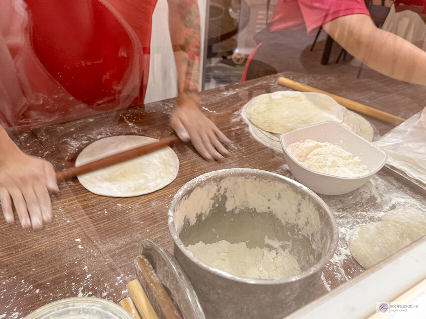 桃園市桃園區美食,不賣麵條的麵食館,獨家餅皮與海鮮水餃