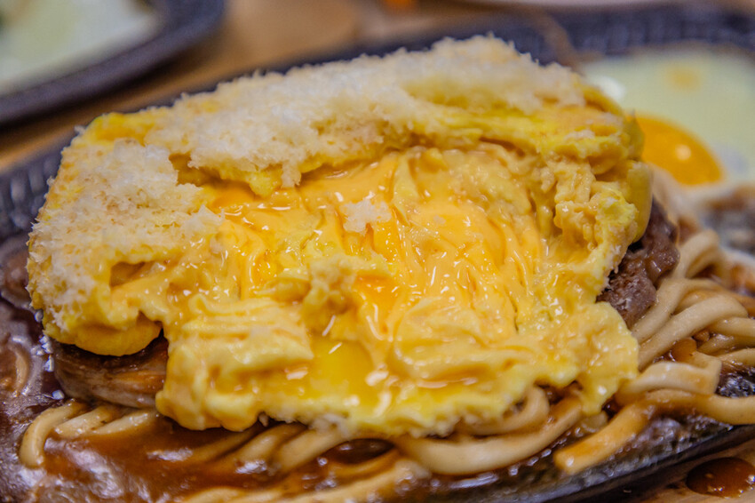 高雄平價「萬師父牛排館」自助吧無限吃,隱藏版皮蛋豬排超吸睛。