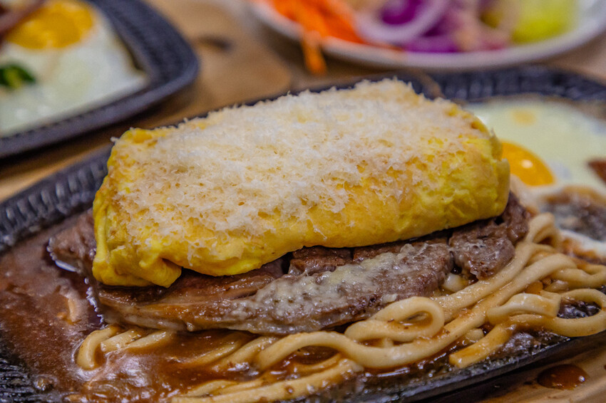 高雄平價「萬師父牛排館」自助吧無限吃,隱藏版皮蛋豬排超吸睛。