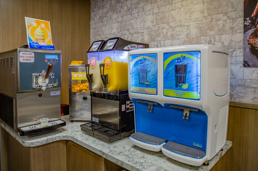 高雄平價「萬師父牛排館」自助吧無限吃,隱藏版皮蛋豬排超吸睛。