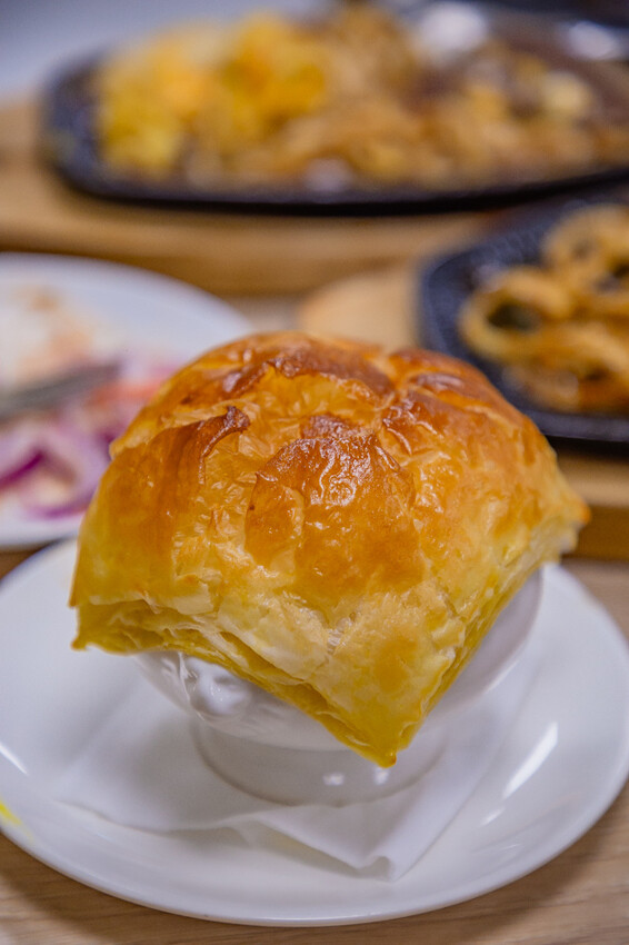 高雄平價「萬師父牛排館」自助吧無限吃,隱藏版皮蛋豬排超吸睛。