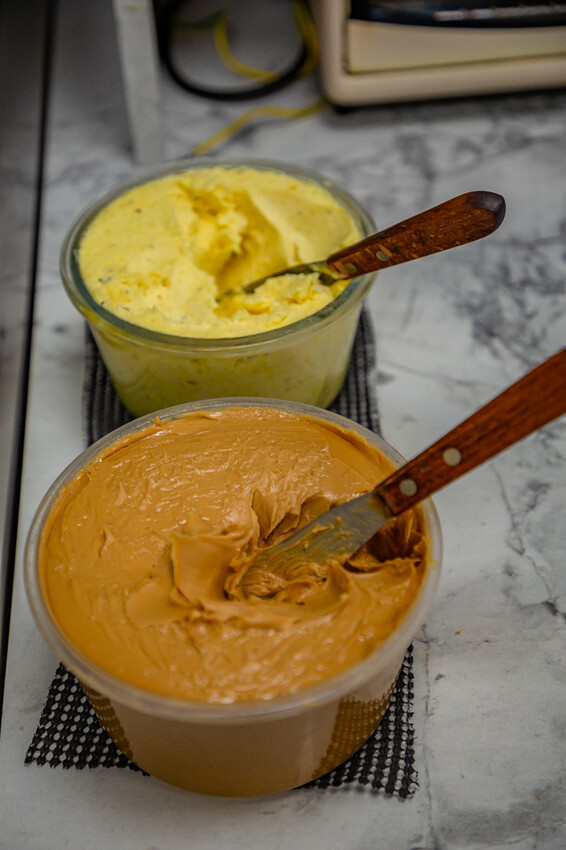 高雄平價「萬師父牛排館」自助吧無限吃,隱藏版皮蛋豬排超吸睛。