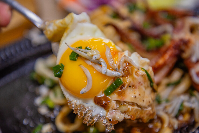 高雄平價「萬師父牛排館」自助吧無限吃,隱藏版皮蛋豬排超吸睛。