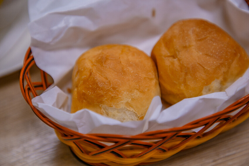 高雄平價「萬師父牛排館」自助吧無限吃,隱藏版皮蛋豬排超吸睛。