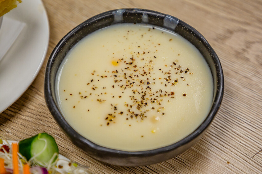 高雄平價「萬師父牛排館」自助吧無限吃,隱藏版皮蛋豬排超吸睛。