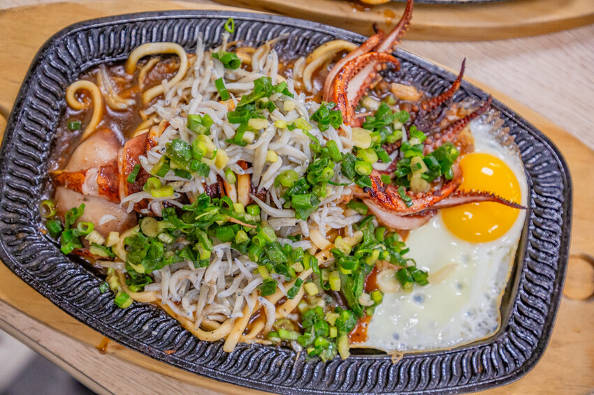 高雄平價「萬師父牛排館」自助吧無限吃,隱藏版皮蛋豬排超吸睛。