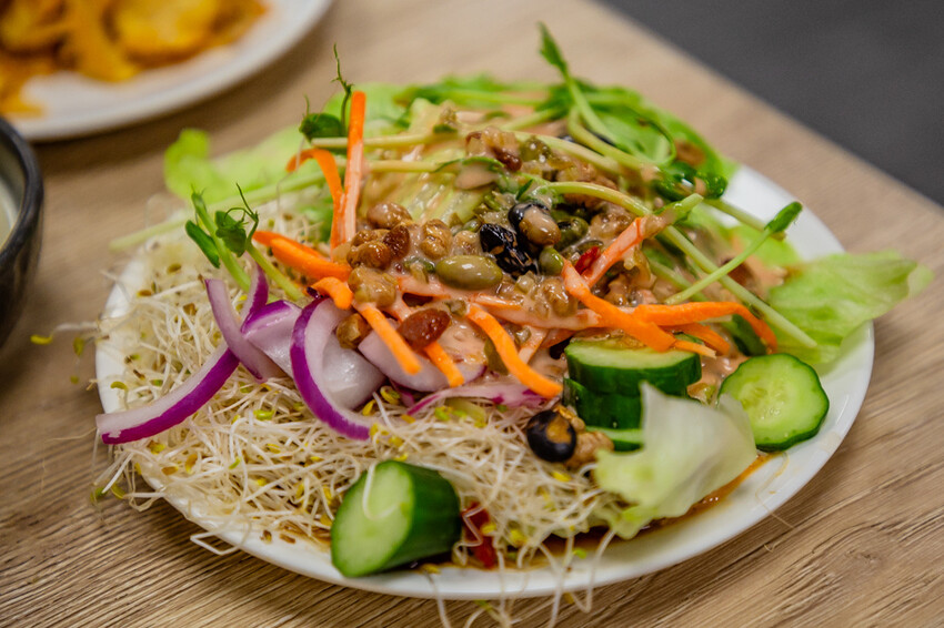 高雄平價「萬師父牛排館」自助吧無限吃,隱藏版皮蛋豬排超吸睛。