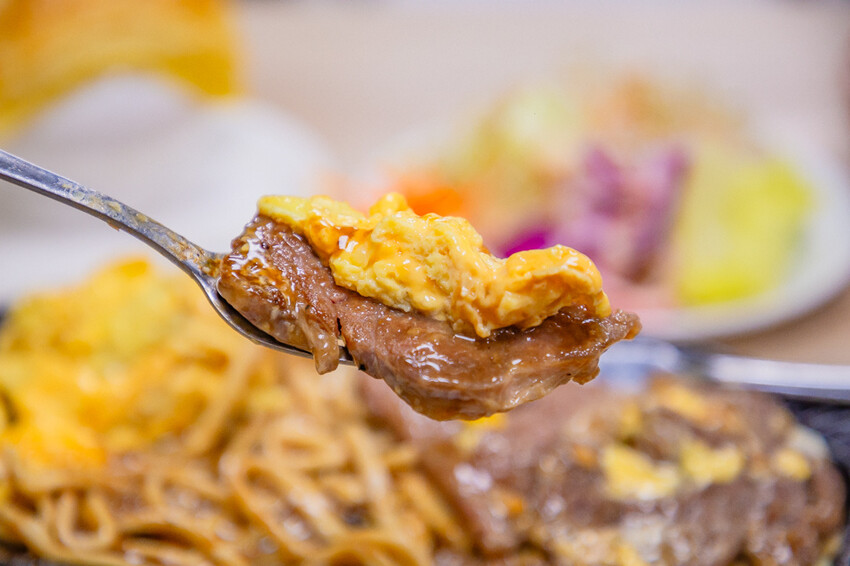 高雄平價「萬師父牛排館」自助吧無限吃,隱藏版皮蛋豬排超吸睛。