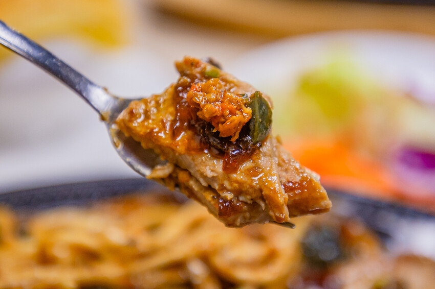 高雄平價「萬師父牛排館」自助吧無限吃,隱藏版皮蛋豬排超吸睛。