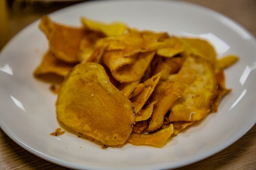 高雄平價「萬師父牛排館」自助吧無限吃,隱藏版皮蛋豬排超吸睛。