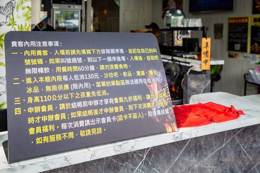 高雄平價「萬師父牛排館」自助吧無限吃,隱藏版皮蛋豬排超吸睛。