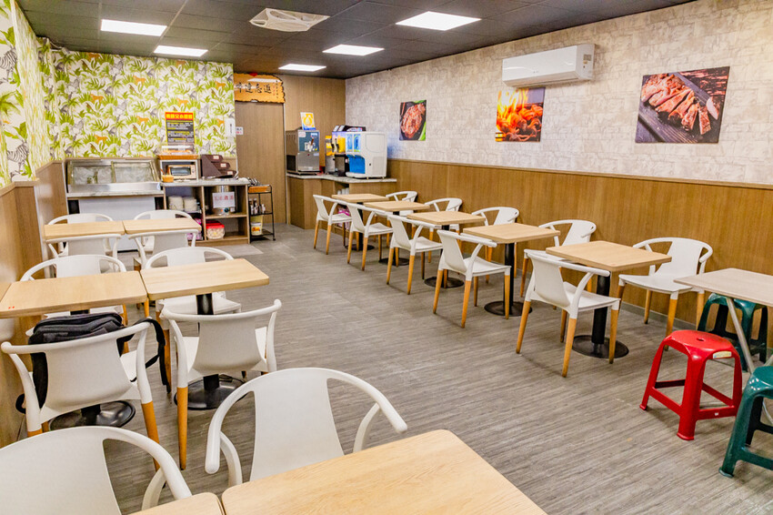 高雄平價「萬師父牛排館」自助吧無限吃,隱藏版皮蛋豬排超吸睛。