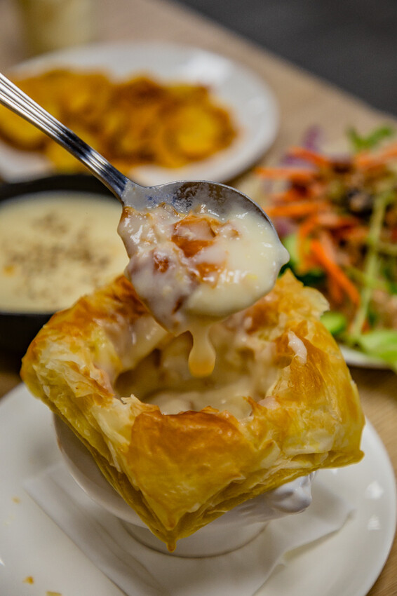 高雄平價「萬師父牛排館」自助吧無限吃,隱藏版皮蛋豬排超吸睛。