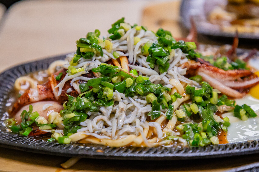 高雄平價「萬師父牛排館」自助吧無限吃,隱藏版皮蛋豬排超吸睛。