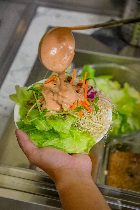 高雄平價「萬師父牛排館」自助吧無限吃,隱藏版皮蛋豬排超吸睛。