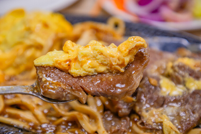 高雄平價「萬師父牛排館」自助吧無限吃,隱藏版皮蛋豬排超吸睛。