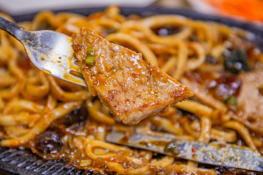 高雄平價「萬師父牛排館」自助吧無限吃,隱藏版皮蛋豬排超吸睛。