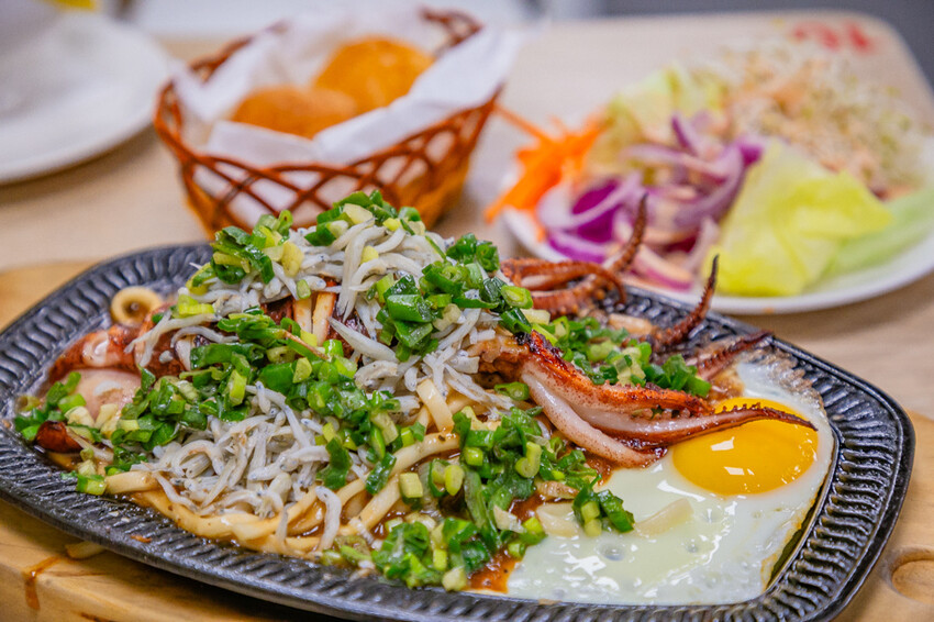 高雄平價「萬師父牛排館」自助吧無限吃,隱藏版皮蛋豬排超吸睛。