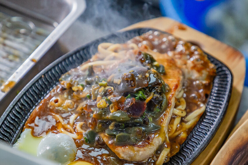 高雄平價「萬師父牛排館」自助吧無限吃,隱藏版皮蛋豬排超吸睛。